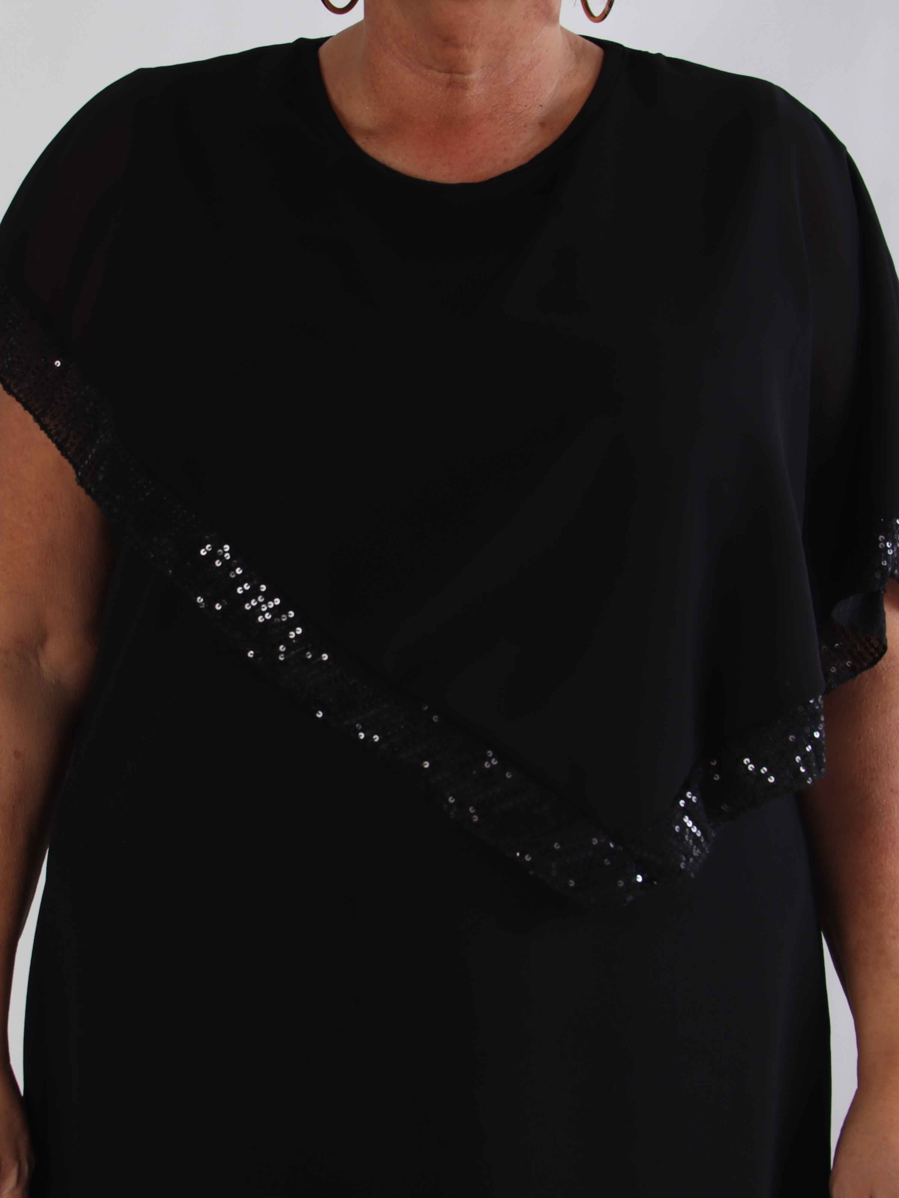 Dorta - Sort plus size kjole med pailletdetaljer